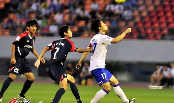 兰斯定位球战术显神威,头槌破门锁定胜局时刻