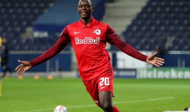 帕德博恩中场调度有序,攻防转换游刃有余