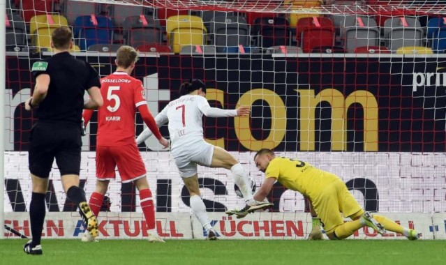 卡尔斯鲁厄中场铁三角发威,控制局面主导比赛走向获盛赞