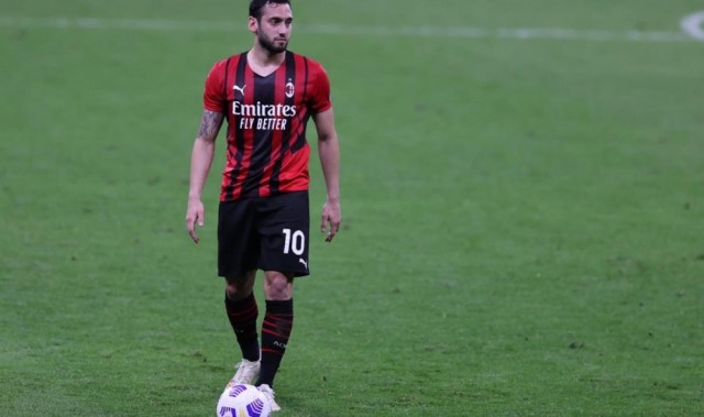 卡利亚里主场发威,三球完胜陷入低谷的AC米兰