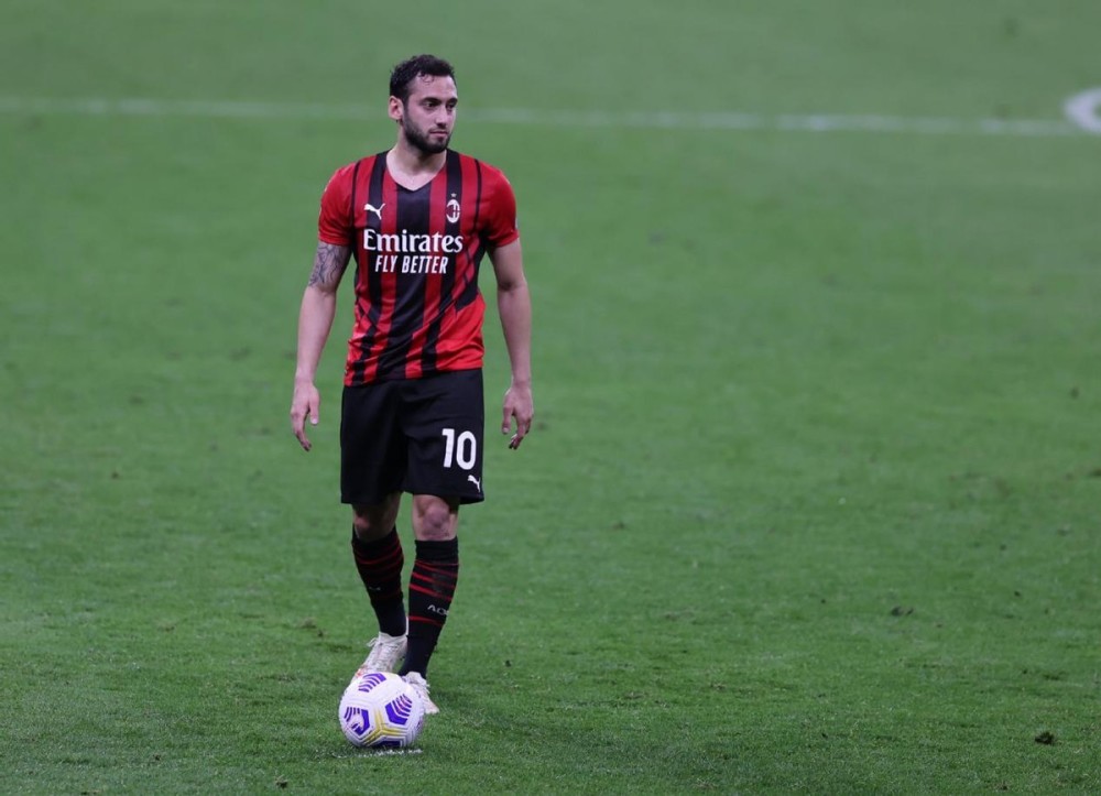  卡利亚里主场发威，三球完胜陷入低谷的AC米兰